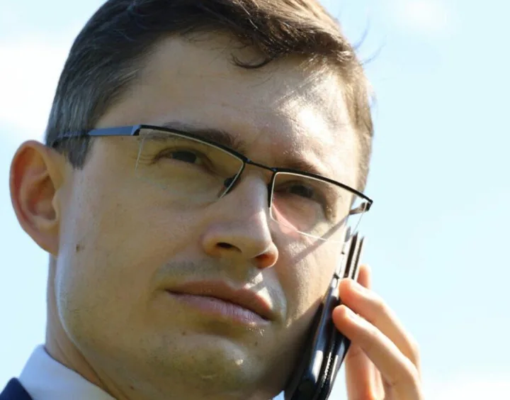 Rechtsanwalt Mag. Marcus Hohenecker beim Telefonat im Freien